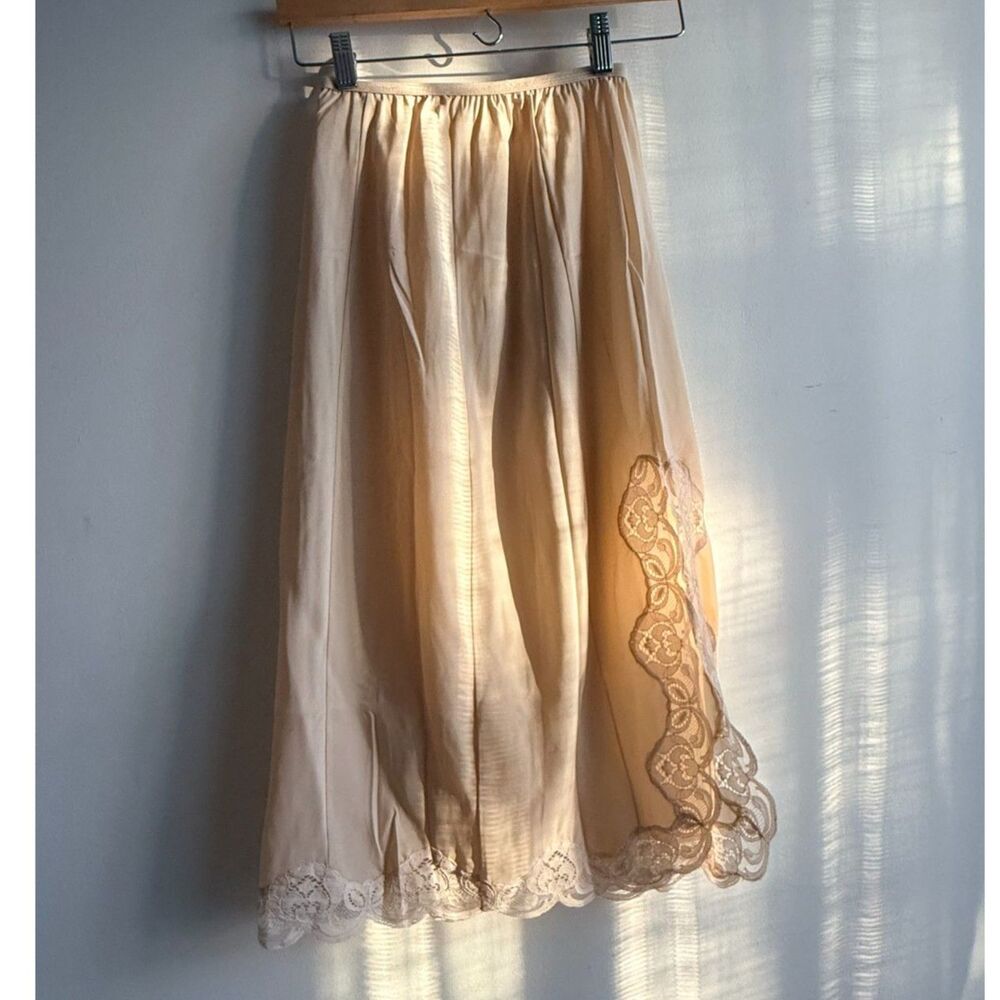 Vintage/Estate cream-colored slip w/ slip and lace - Lady Lynne W27